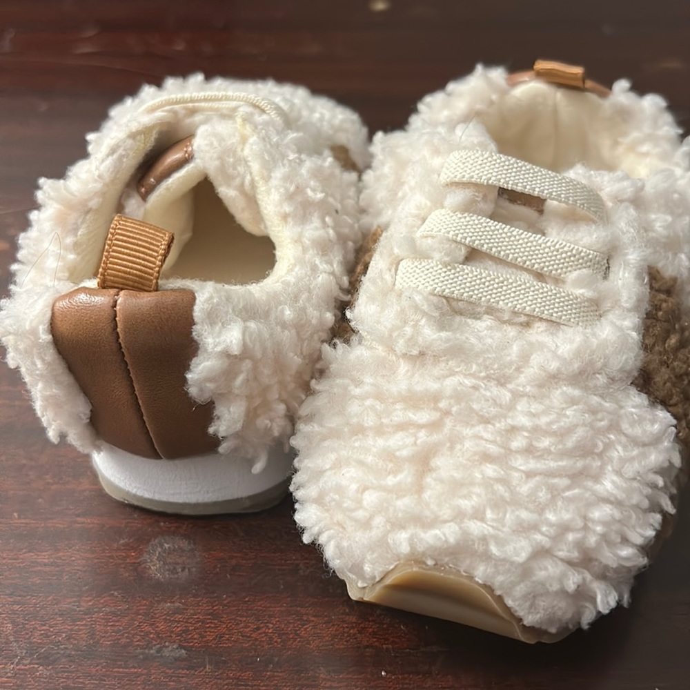 BANANA REPUBLIC CREAM & BROWN SHERPA SNEAKERS INFANT SIZE 6-12 MONTHS